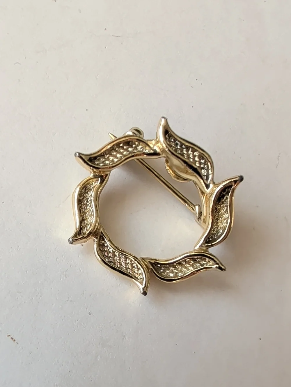 Vintage Gold Tone Leaf Wreath Brooch